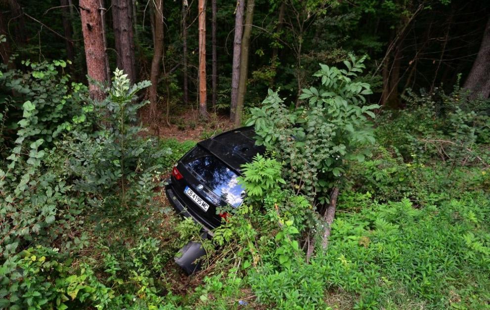 Меле между две коли до Черковна, автомобилите са хвръкнали в канавките СНИМКИ