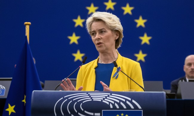 Френска евродепутатка подлуди Фон дер Лайен със сметки за ток и газ, а тя я препрати към Путин