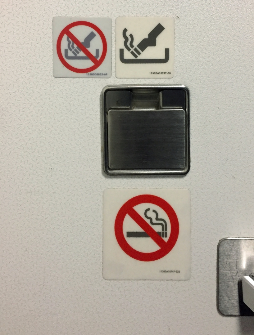 Ето защо има пепелници в самолетите, въпреки че пушенето е строго забранено