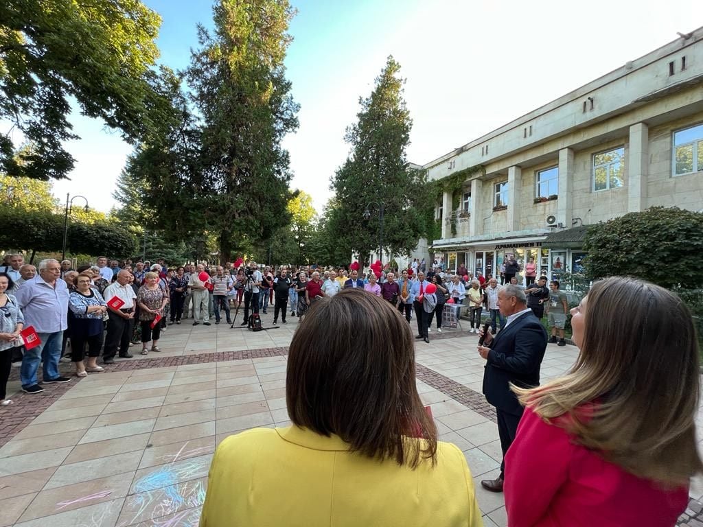 Корнелия Нинова в Ловеч: Ние не даваме обещания, а предлагаме решения      