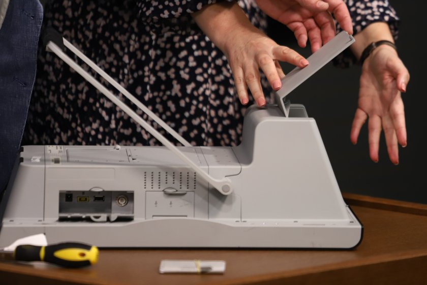 ЦИК показа как изглежда машината за гласуване отвътре ВИДЕО