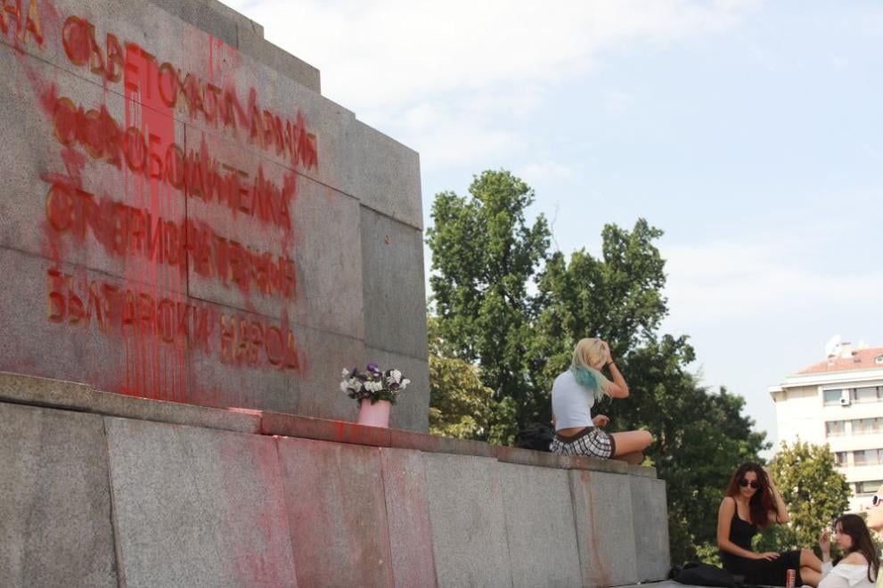 Пак заляха с боя Паметника на Съветската армия СНИМКИ