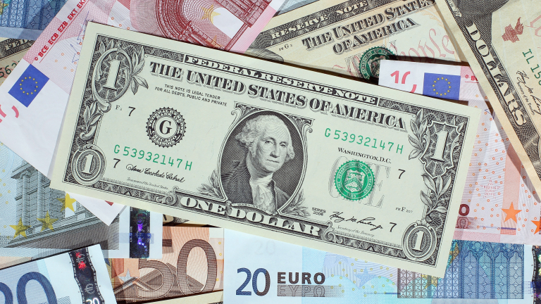 Доларът продължава да поскъпва спрямо еврото и паунда