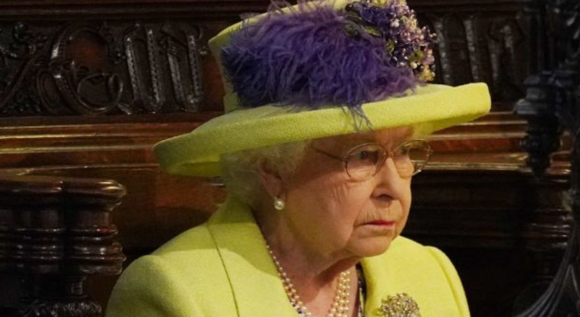 Ликът на Елизабет II се появи на неочаквано място в Бургас и разгневи мрежата СНИМКА 