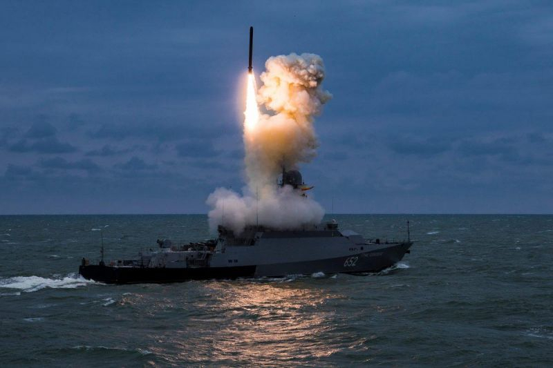 Украинското командване: Русия държи 24 крилати ракети "Калибър" в Черно море