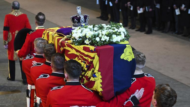 Принцовете Уилям и Хари водят историческото бдение над ковчега на Елизабет II ВИДЕО