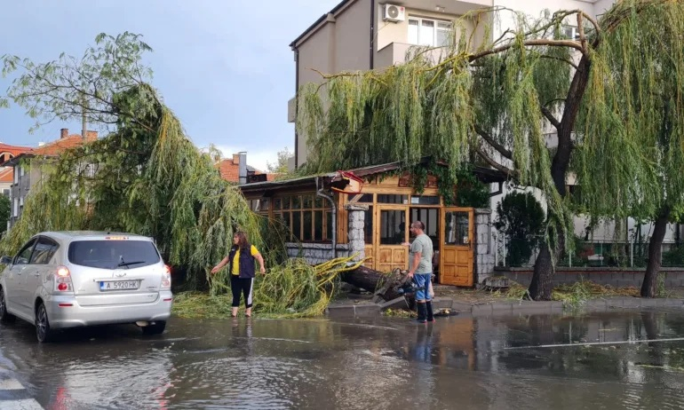 В сърцето на ада: Ето какво остана от Бургас и Поморие след ураганната буря СНИМКИ