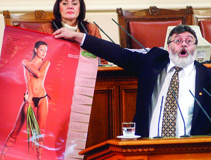 Помните ли как роден депутат показа маце по голи гърди в парламента СНИМКА