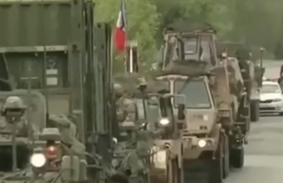 ВИДЕО от войната: Колона с военна техника на НАТО е блокирана от жители на Молдова