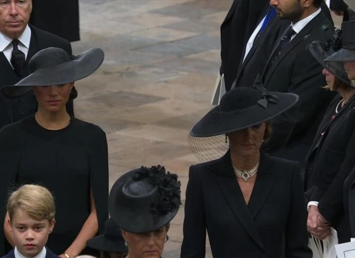 Между редовете: Ето какво направиха Кейт и Меган на погребението на Елизабет II