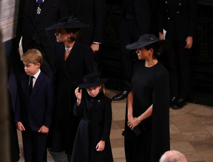 Между редовете: Ето какво направиха Кейт и Меган на погребението на Елизабет II