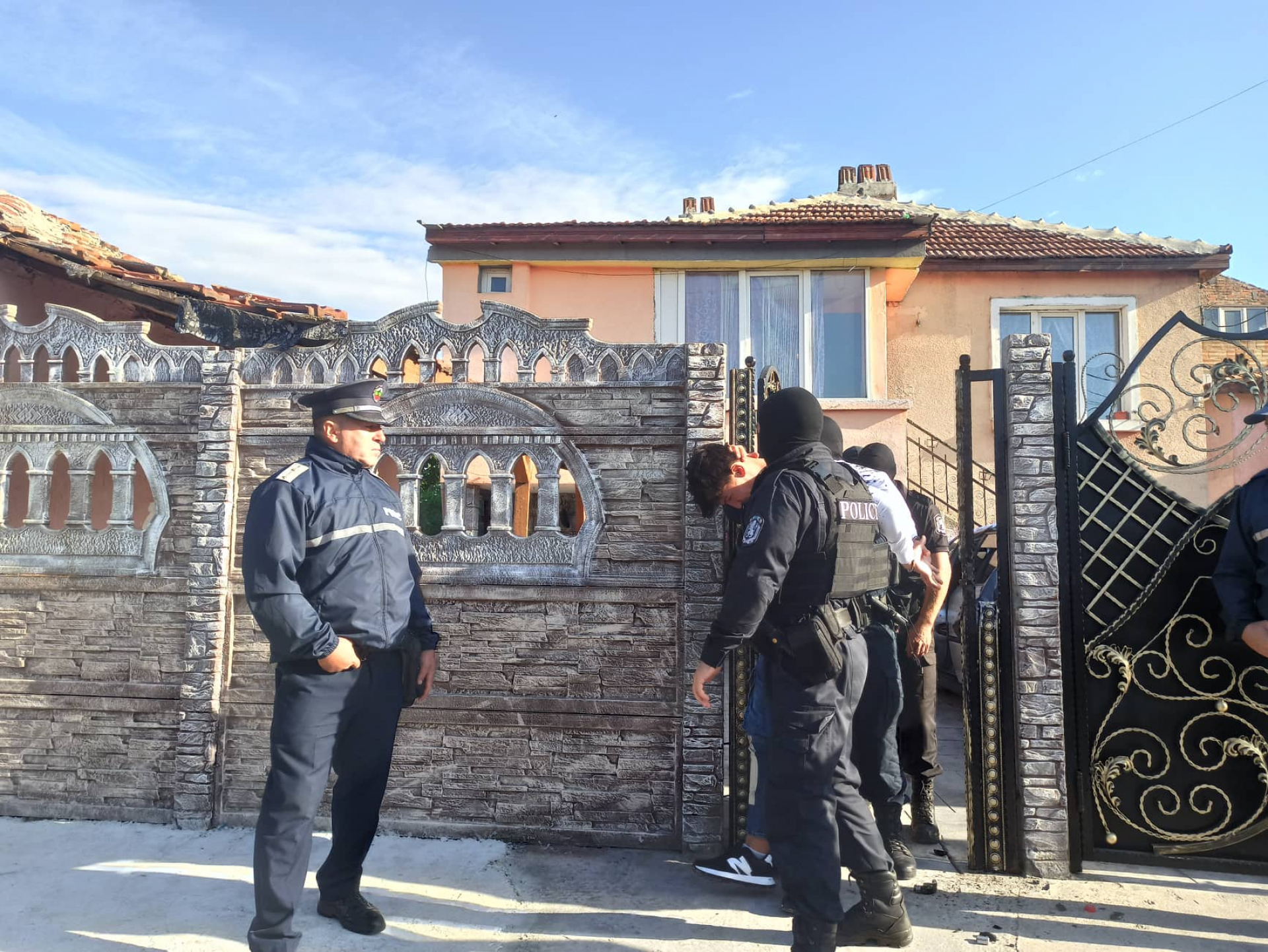 Трима са арестувани при спецакцията в Бургас СНИМКИ
