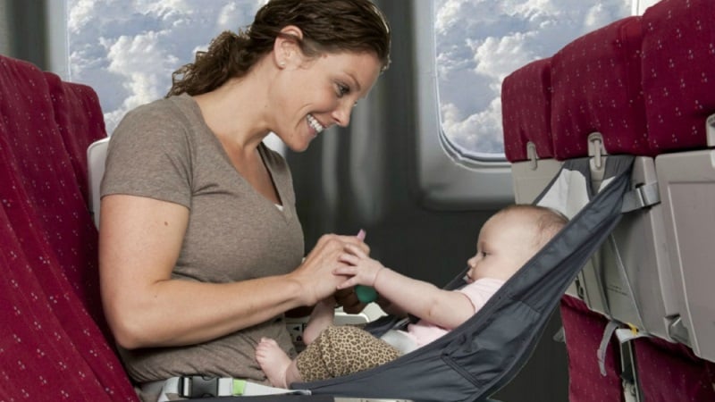 Майка с бебе предпази пътници в самолета от плач и изуми мрежата