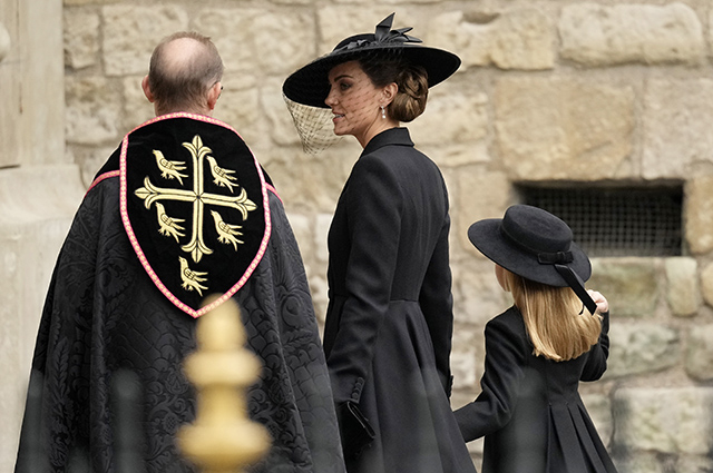 Кейт Мидълтън разплака всички с това, което направи на погребението на Елизабет II ВИДЕО