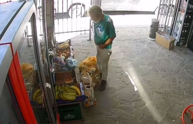 Собственичка на магазин нахока възрастен пловдивчанин, който открадна 2 банана и подпали мрежата 