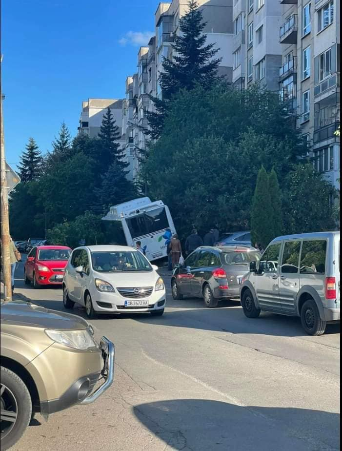 Първи подробности за адското меле с рейс, забил се в коли и дърво в София ВИДЕО