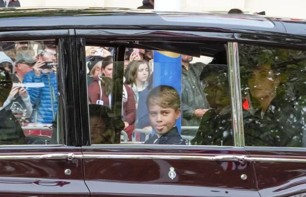 Безобразно нахалство на принц Джордж на погребението на кралицата стъписа опечалените 