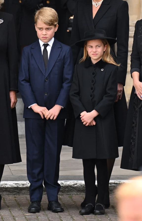 Безобразно нахалство на принц Джордж на погребението на кралицата стъписа опечалените 