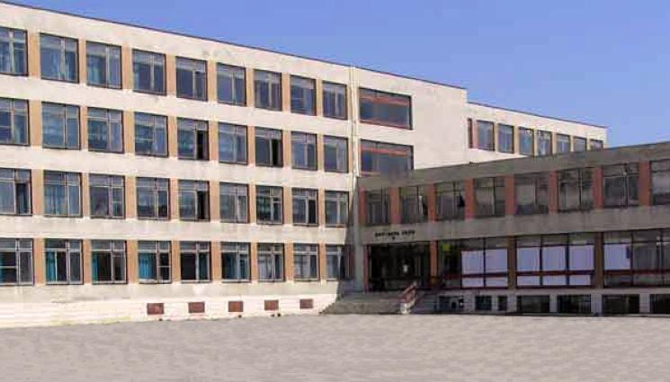 Пълен шок! Жена мина покрай училище в Добрич и изтръпна от това, което става с школото ВИДЕО