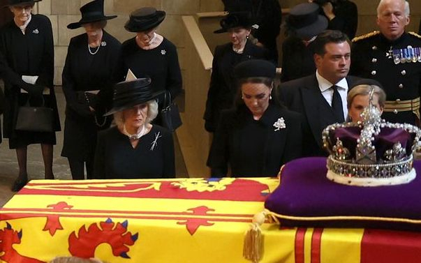 Камила е на път да наруши вековна кралска традиция, обичана от покойната Елизабет II