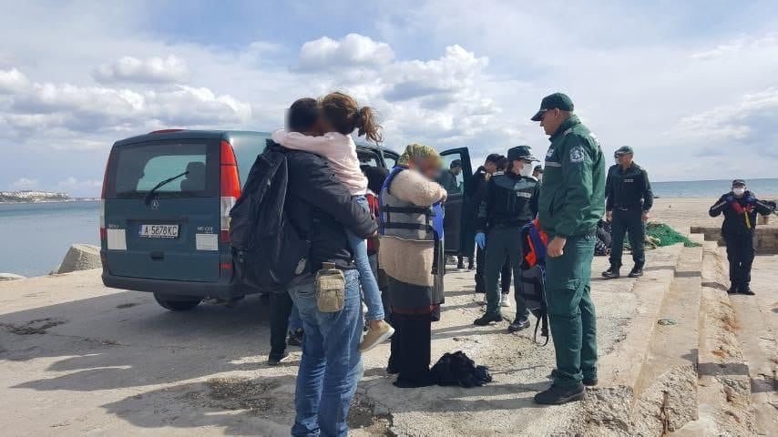 Спецакция в Черно море! Мистериозна лодка се появи в бурните води край нос Шабла и... СНИМКИ