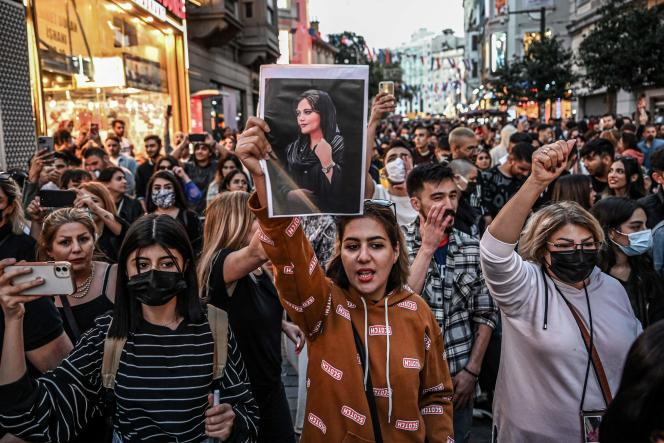 Най-малко 17 души са убити на протестите в Иран след смъртта на 22-годишна жена
