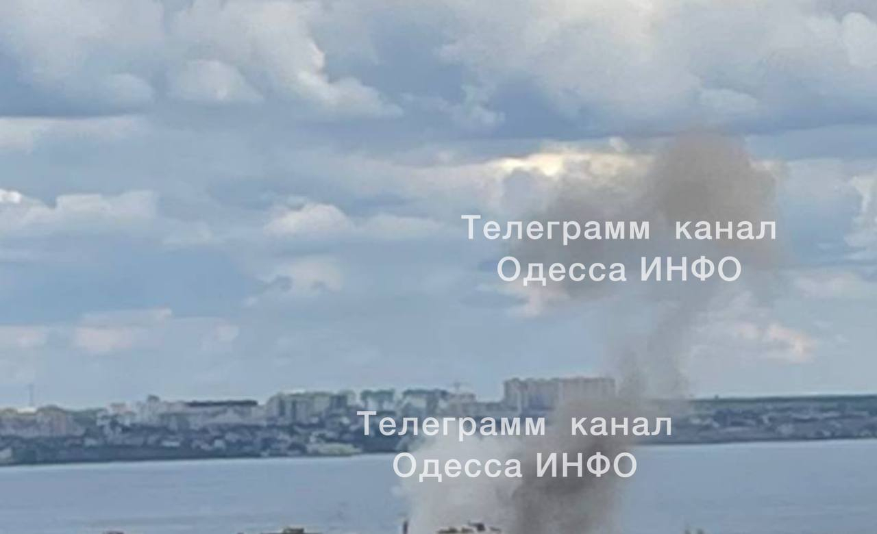 Ехтят експлозии: Дронове-камикадзе "Шахид-136" атакуваха Одеса , Николаев и родния град на Зеленски ВИДЕО
