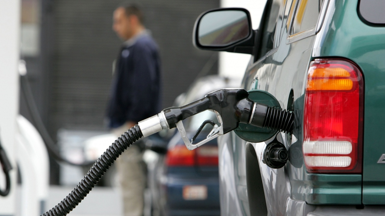 Шофьорите затаиха дъх, цената на петрола продължава да върви надолу