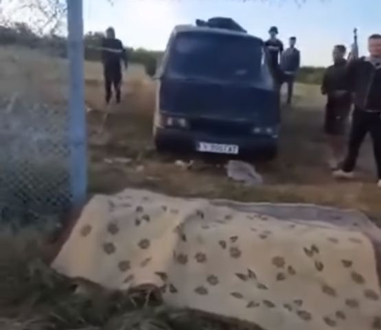 Брутално ВИДЕО: Нагли мигранти газят оградата с бус и нахлуват в България, посрещнати със "Селям Алейкум" 