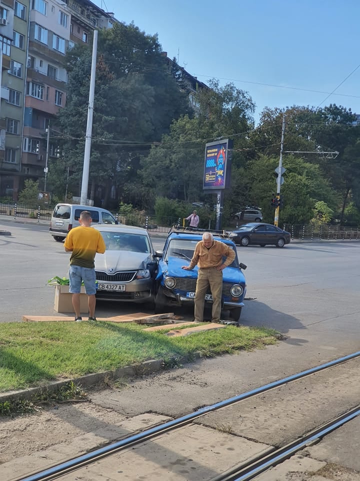 Дядо с ударена "Жигула" разплака мрежата, всички искат да помагат СНИМКА