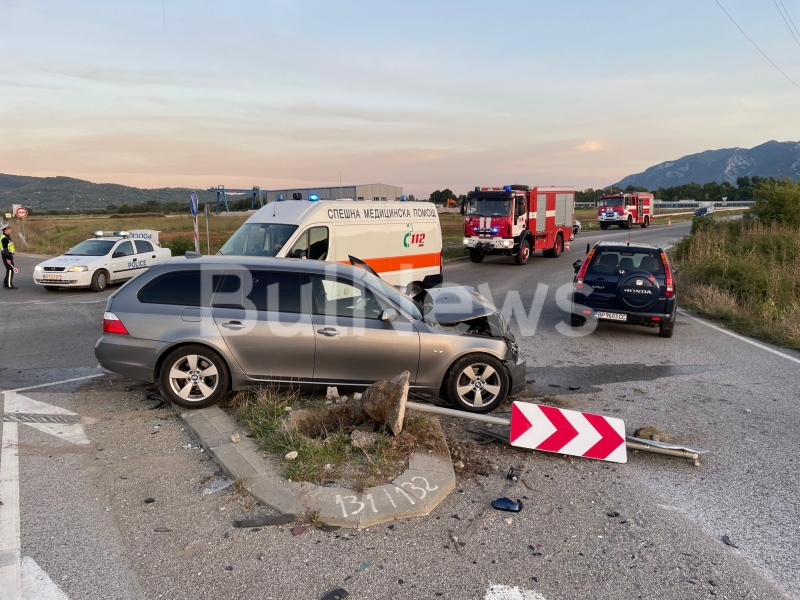 Джип и БМВ се помляха край Враца, линейка хвърчи към болницата СНИМКИ