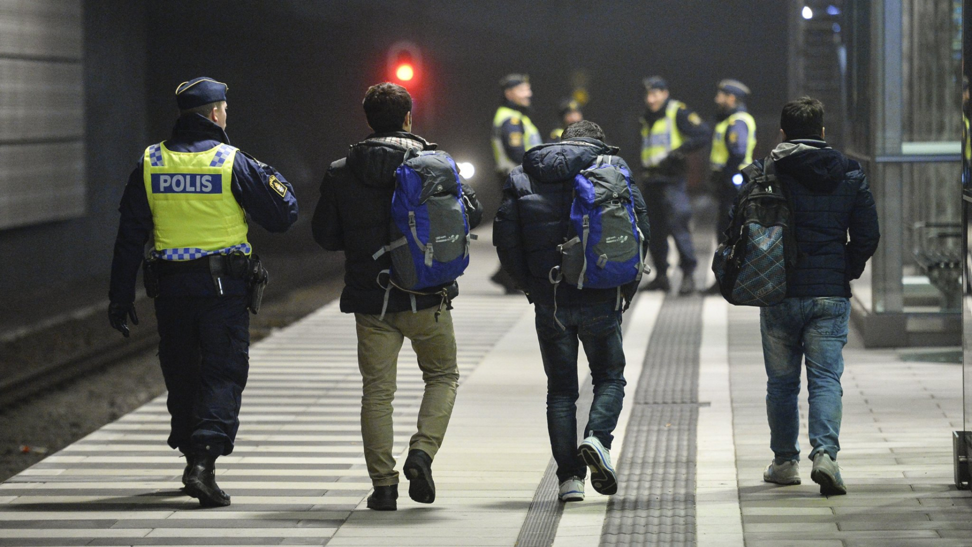Шведски журналист: Дойде краят на Оруеловия експеримент с бежанците и мултикултурализма