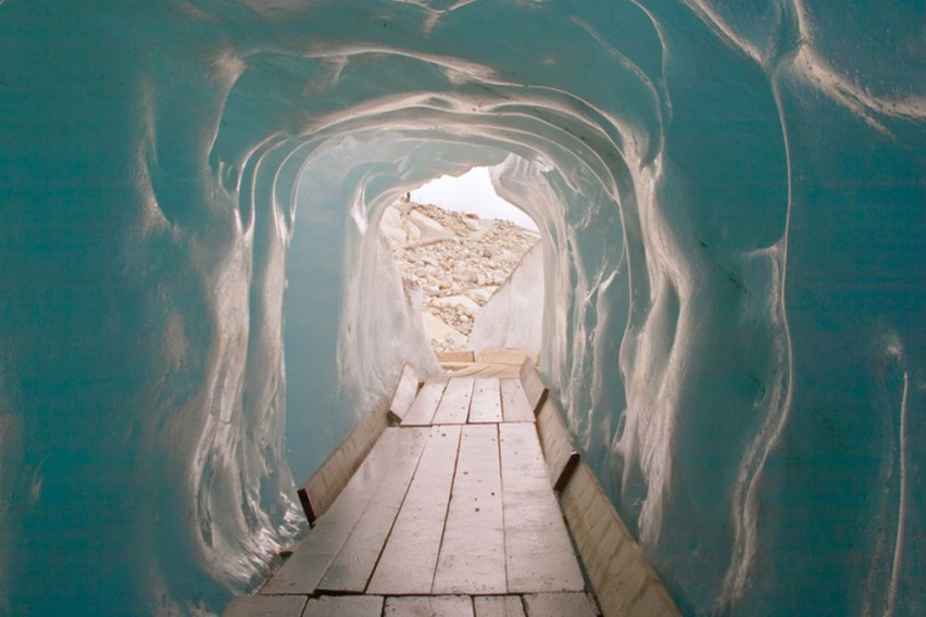 В швейцарски хладилник: Леден коридор, който ви отвежда в света на известния ледник Рона
