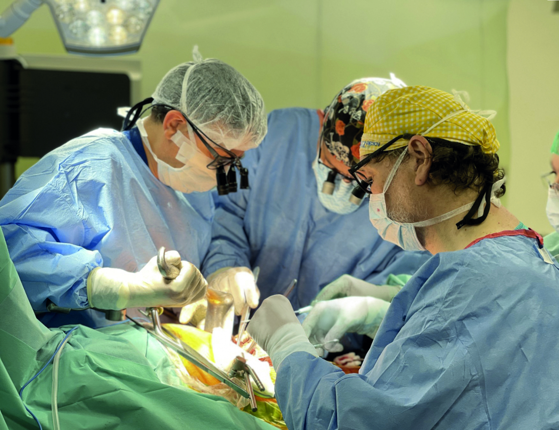 Млад мъж с бъбречен тумор и аневризми на бъбречна артерия беше спасен чрез сложна органосъхраняваща операция