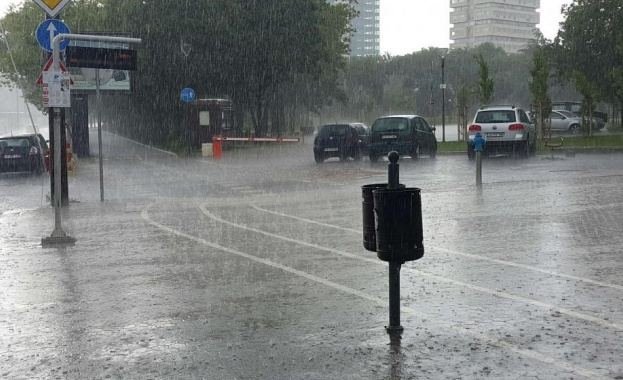 НИМХ спешно предупреди за обилни валежи до часове в тези области на България КАРТА