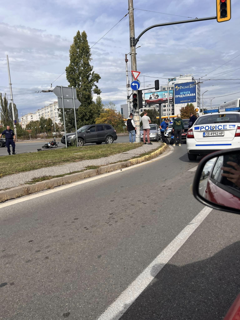 Извънредно в БЛИЦ! Ужасяващо меле с дипломатически автомобил в София, мъж лежи на земята 
