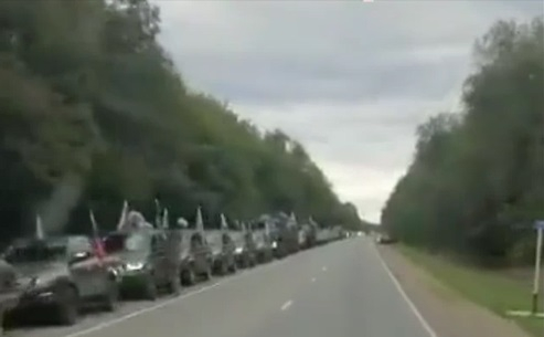 ВИДЕО от войната: Огромен конвой от чеченски доброволци се придвижва към Донбас