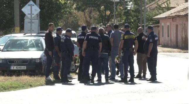 С включени сирени колеги и близки изпратиха убития от пиян джигит полицай Генади Филчев 