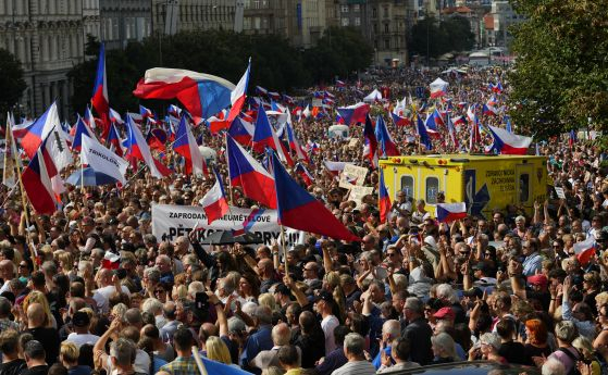 Цяла Чехия пламна, масови демонстрации срещу либералното правителство заляха страната  