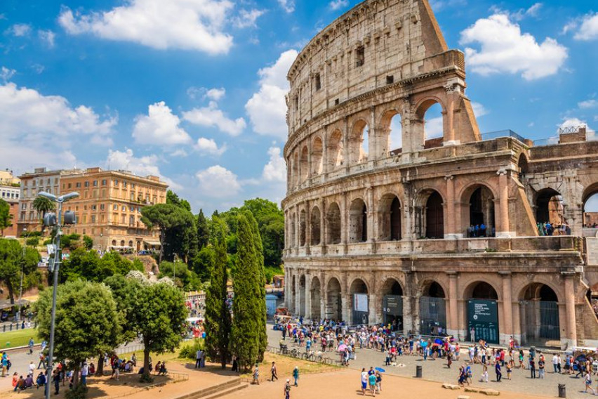 „Уважавайте нашия град“: Италианци глобиха с 450 евро турист, който...