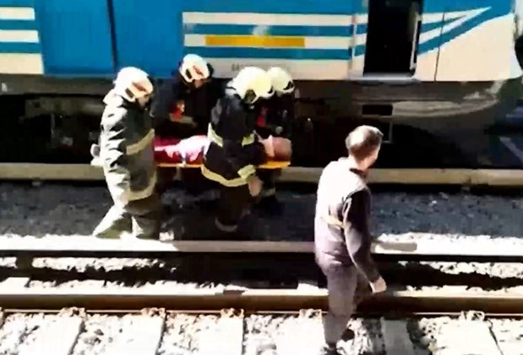 Ужас: Мъж падна на релсите пред влак, ето какво се случи после ВИДЕО 