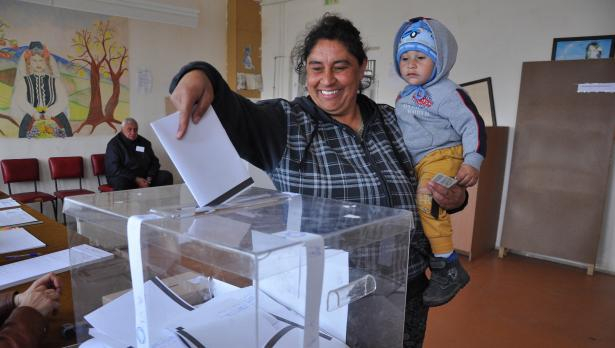 Горещо проучване: Ето кой печели вота в ромските махали