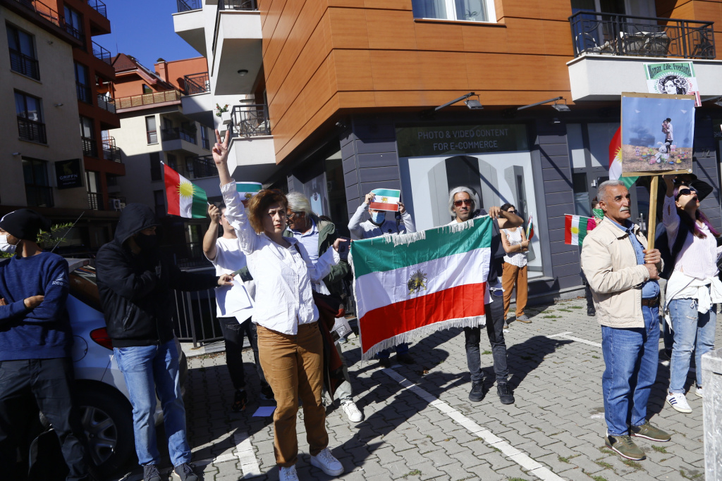 Екшън пред посолството на Иран в София, протестиращи замерят сградата с яйца СНИМКИ