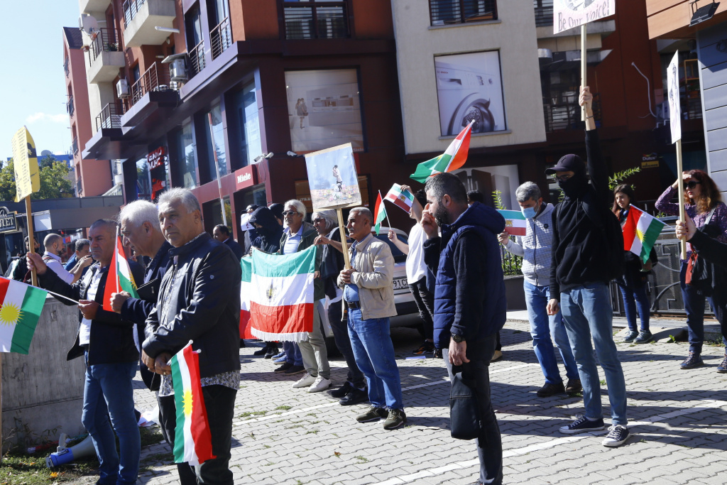 Екшън пред посолството на Иран в София, протестиращи замерят сградата с яйца СНИМКИ