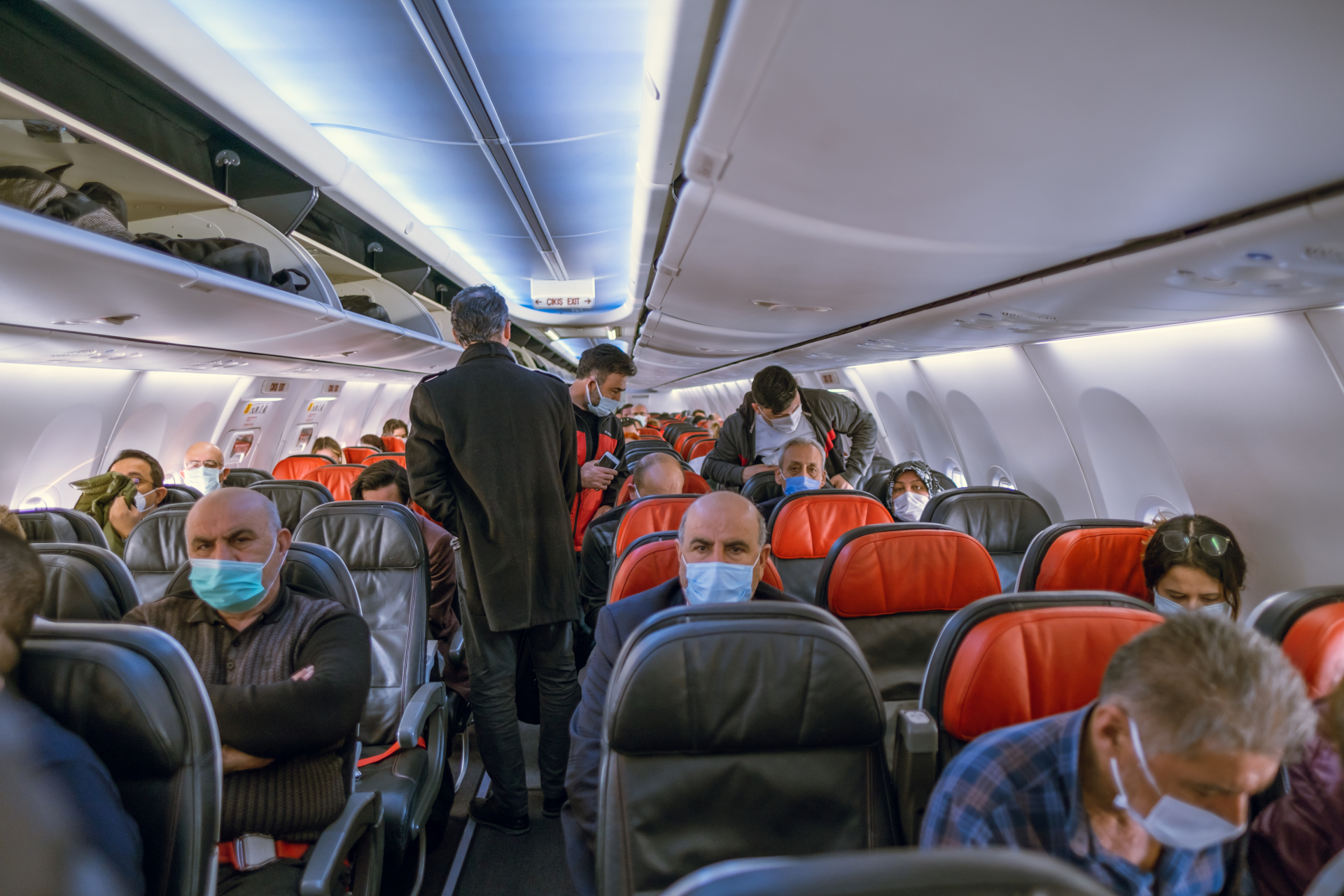 Между оргазъм и повръщане: Мистериозни звуци сащисаха пътници в самолет ВИДЕО