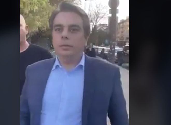 Бомба в БЛИЦ! Асен Василев истеряса и налетя на журналист пред НДК ВИДЕО