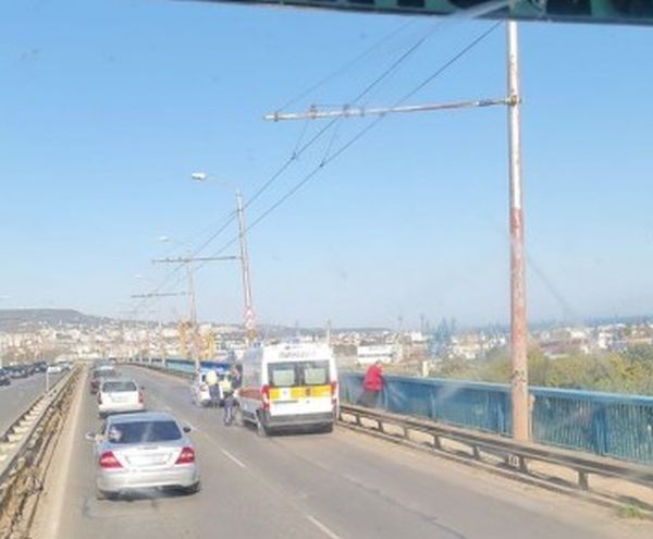 Кошмарна ситуация на моста на самоубийците във Варна СНИМКА