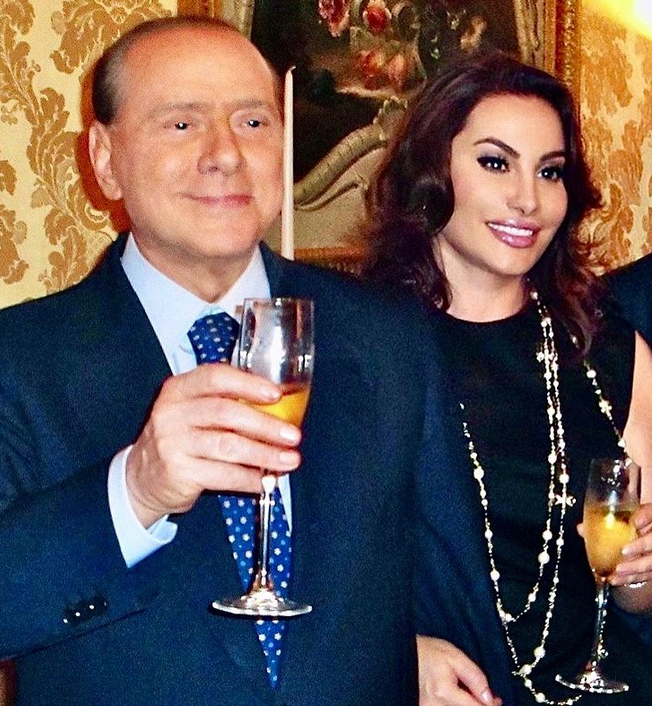 Дарина Павлова награби Силвио Берлускони, обсипа го с целувки за...