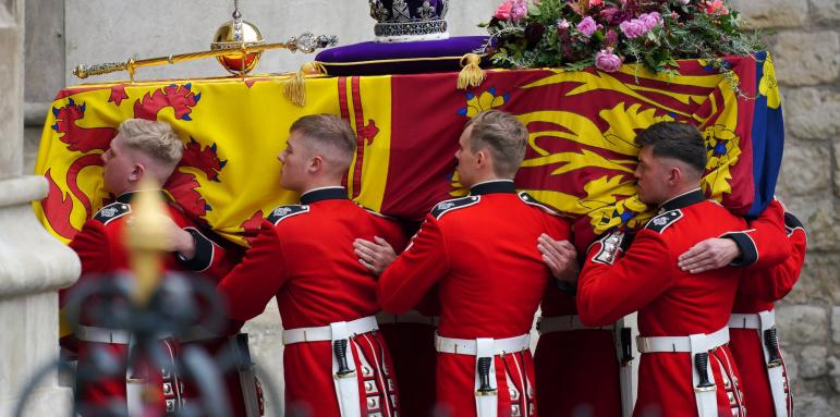 Островът е в шок: Внезапна смърт на пряк участник в погребението на Елизабет II 