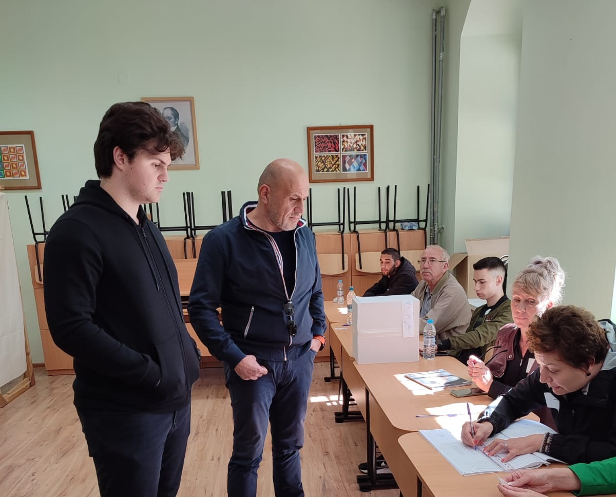 Томислав Дончев заведе сина си да гласува за пръв път, заговори за...